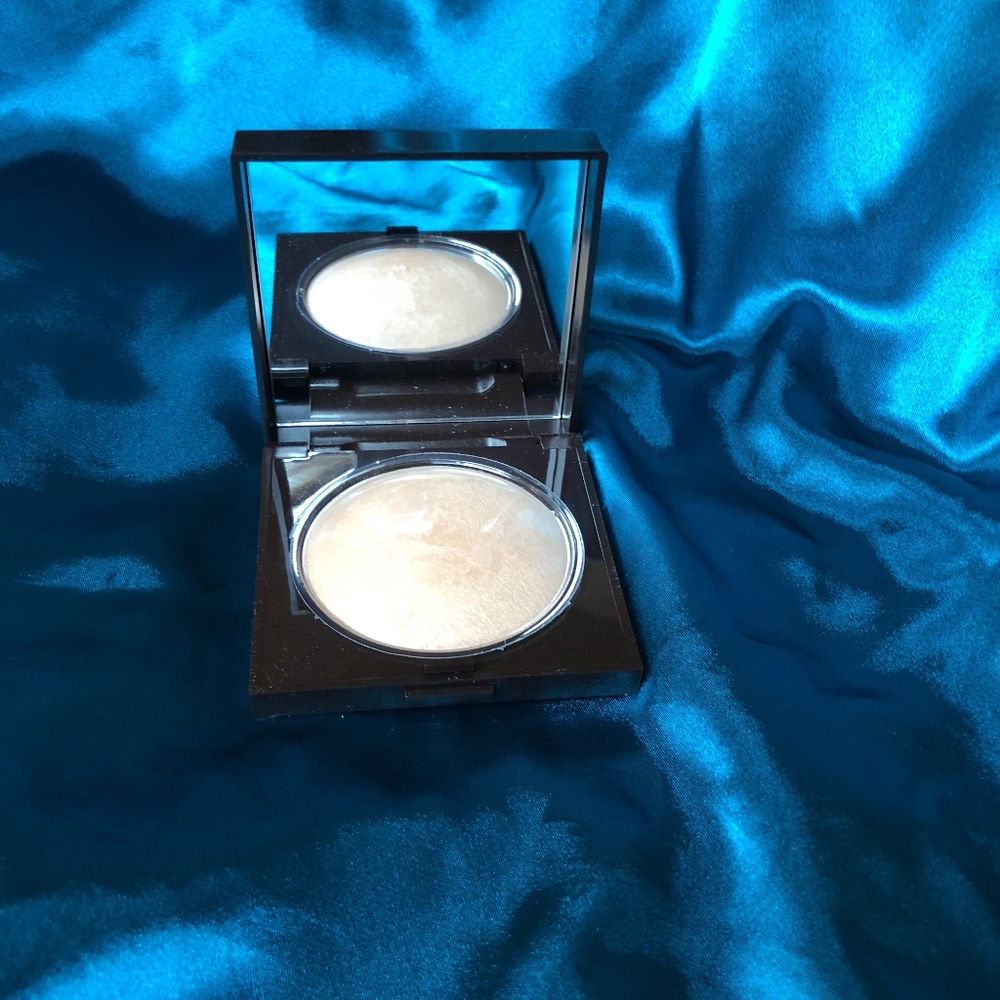 Laura Mercier Matte Radiance Baked Powder